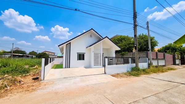บ้านเดี่ยว สร้างใหม่ ใกล้ตลาดร่วมเจริญ (ตลาดสระโคล่)เพียง 170เมตร 