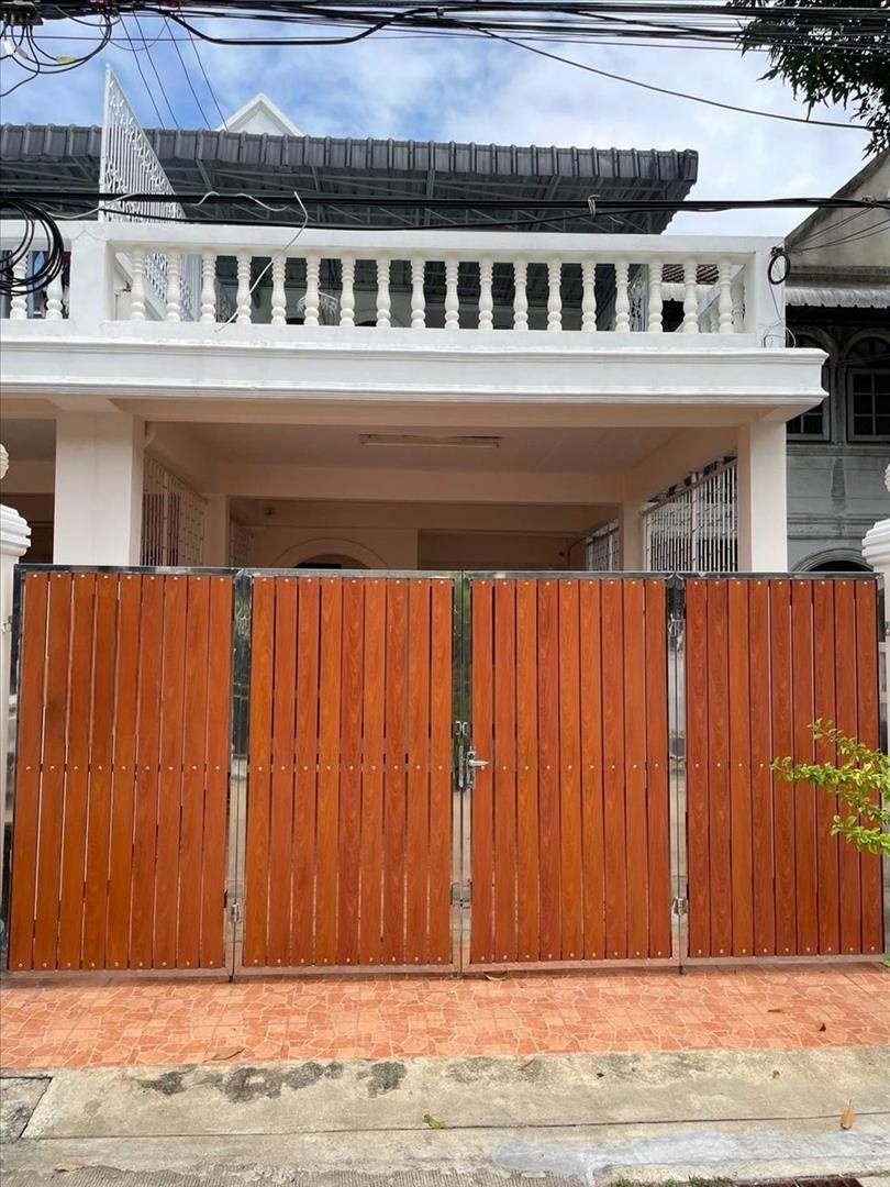 ให้เช่า ทาวน์เฮ้าส์ 2 ชั้น ซอยอุดมสุข 51 บ้านสวย สภาพดี ทำเลใกล้ BTS ทั้งสายสีเหลืองและสีเขียว