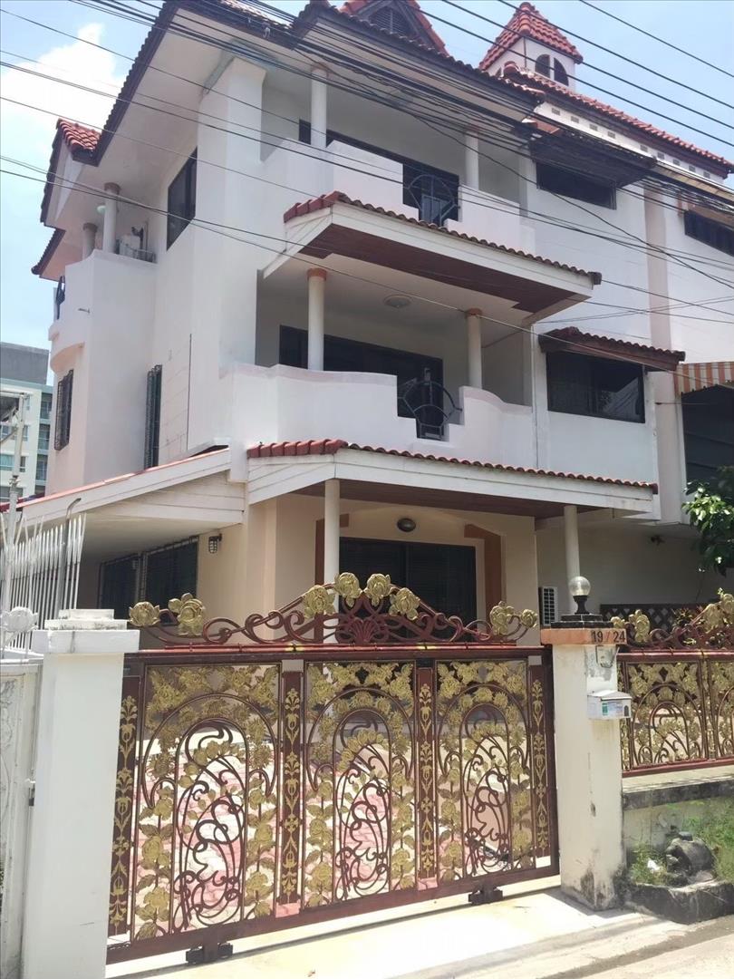 H 979 ให้เช่า บ้านแฝด 3 ชั้น ซ.อ่อนนุช 55-3 บ้านสวย สภาพดี มีเฟอร์นิเจอร์ พร้อมอยู่ ทำออฟฟิศได้ 