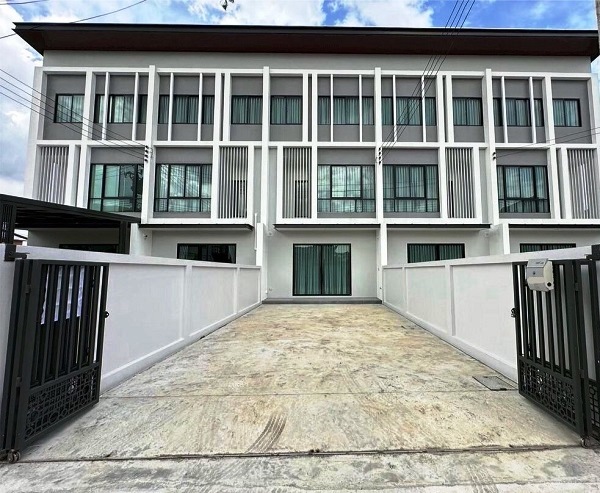 ให้เช่าโฮมออฟฟิศ 3 ชั้นโชคชัย 4 ขนาด 236ตรม  3ห้องนอน4ห้องน้ำ ใกล้เคียงโรงเรียนสตรีวิทยา2 ออกได้หลาย