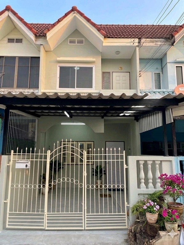 ขายบ้าน ขาย บ้านทาวน์เฮาส์ 2 ชั้น หมู่บ้านสินธานี2 ซ.รามอินทรา119 ติดถนนใหญ่ ใกล้รถไฟฟ้า โทร 0863754112