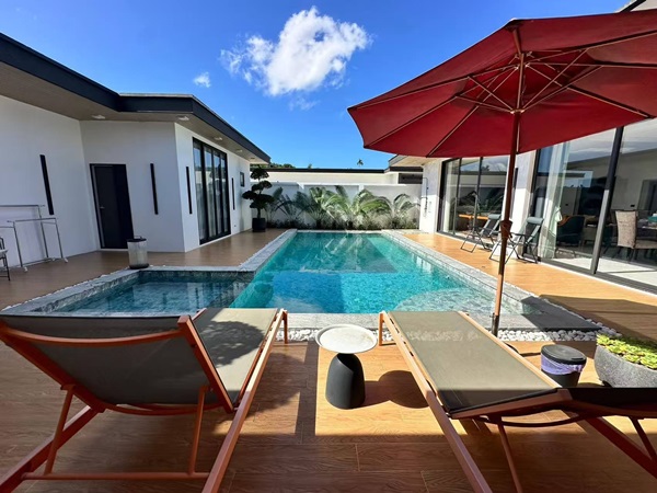 ขายบ้าน Luxury villa with a private swimming pool for sale in Phuket City. Conveniently